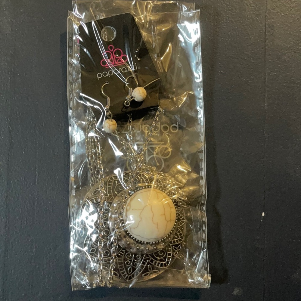 Medallion Meadow White Necklace Set (4 FOR 14$)